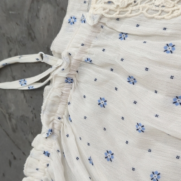Cold shoulder blouse. Cream with blue floral design - Picture 5 of 7